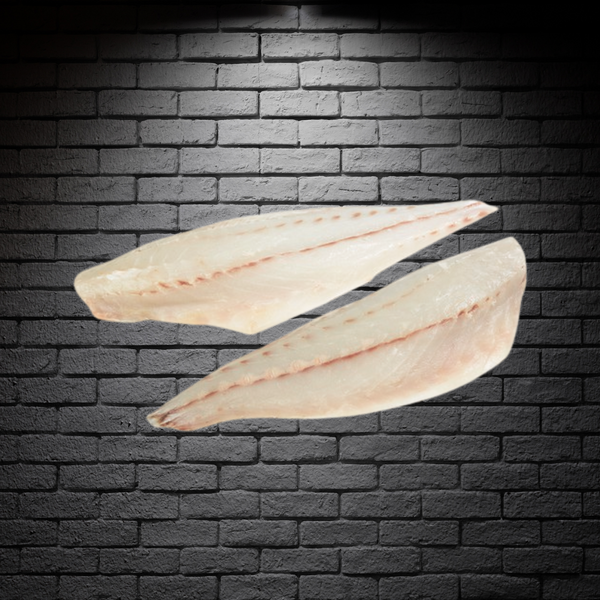 Dos filetes de corvina sin piel sobre un fondo negro de ladrillos