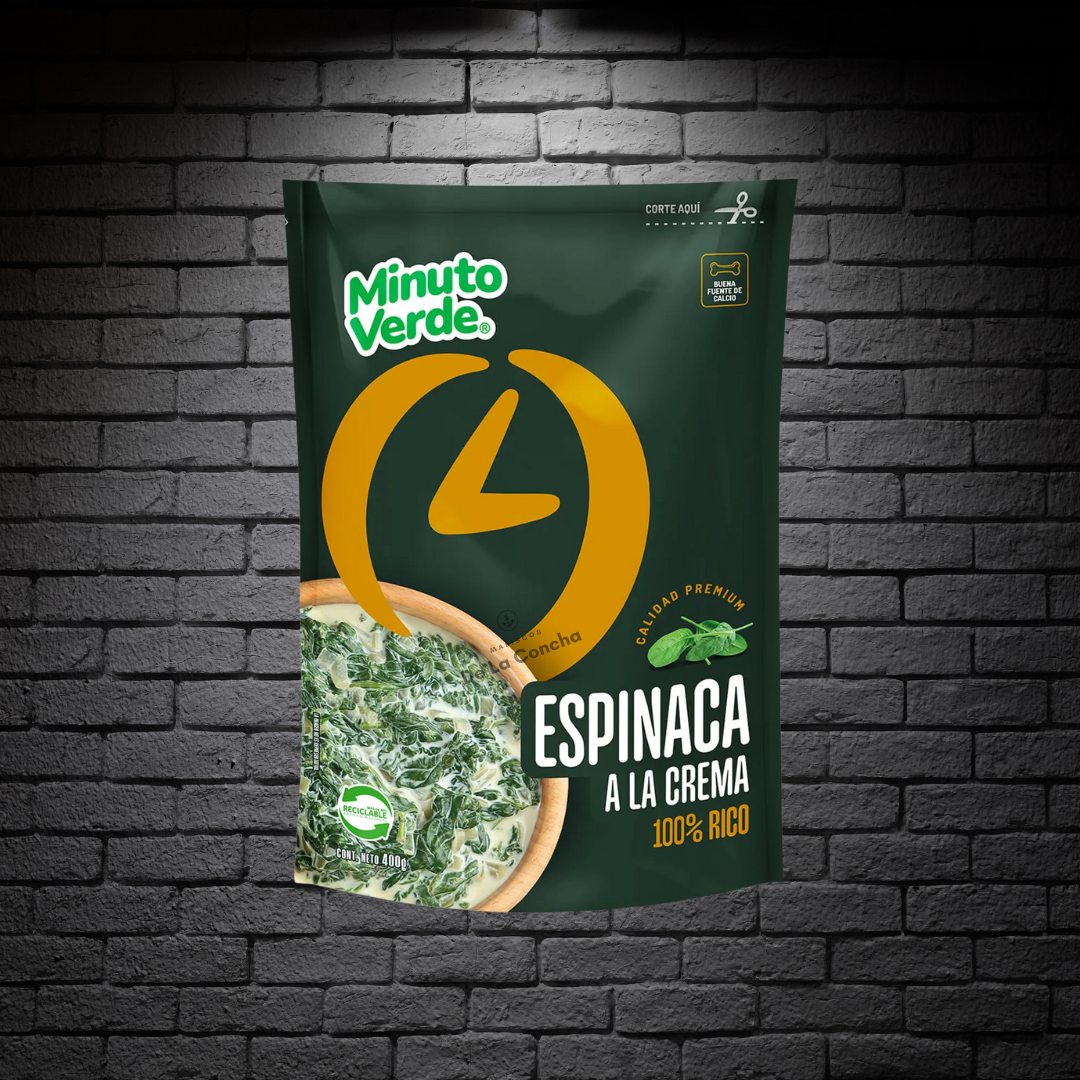 Bolsa de espinacas a la crema marca Minuto Verde sobre fondo de ladrillo negro