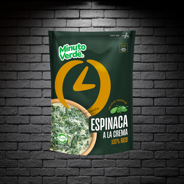 Bolsa de espinacas a la crema sobre fondo de ladrillo negro