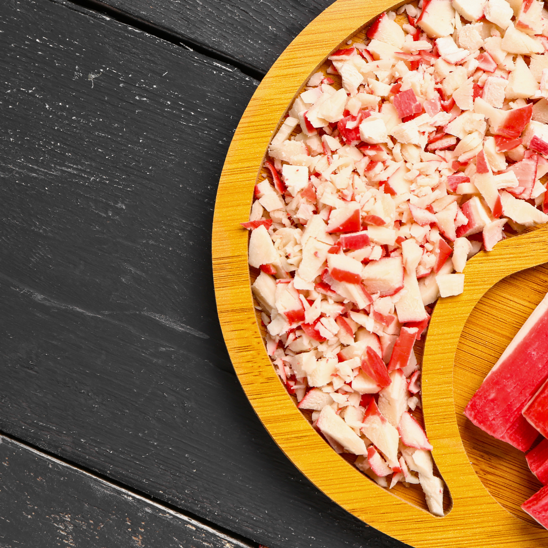 kanikama sobre un plato de madera