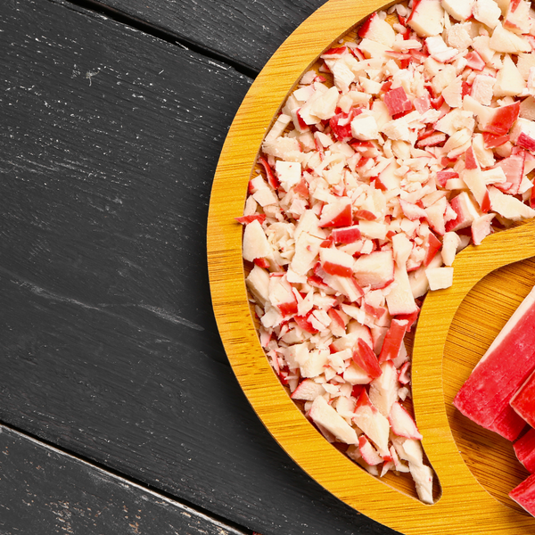 kanikama sobre un plato de madera