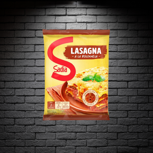 Empaque de Lasagna Bolognesa Sadia 600g sobre fondo negro de ladrillos