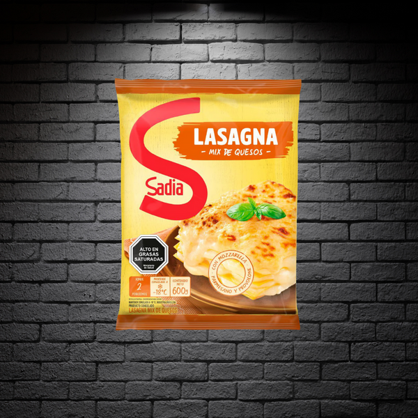 Empaque de Lasagna Mix de Quesos Sadia 600g sobre fondo de ladrillos negros