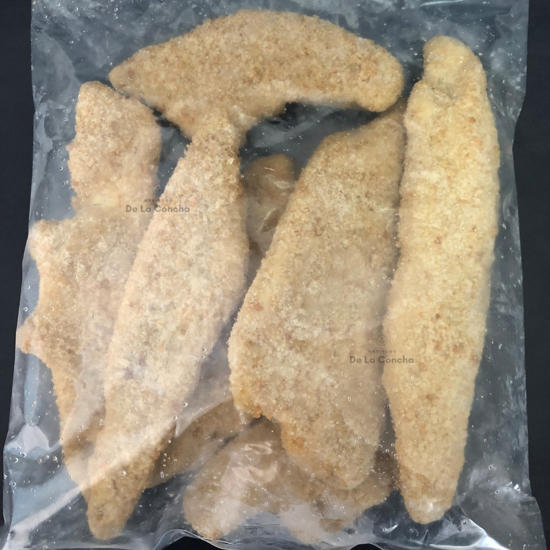 Varios Filetes de merluza gayi apanada en una bolsa