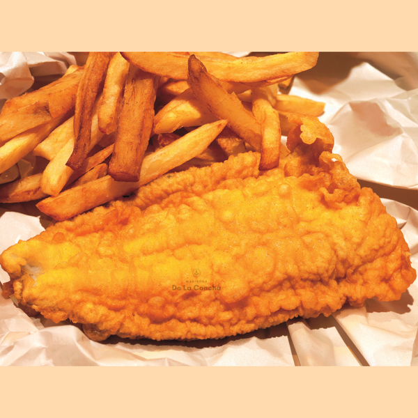 Merluza gayi frita en plato con papas fritas