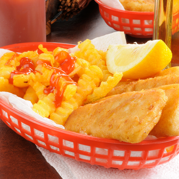 Barra de merluza austral frita rebosada con papas fritas y ketchup
