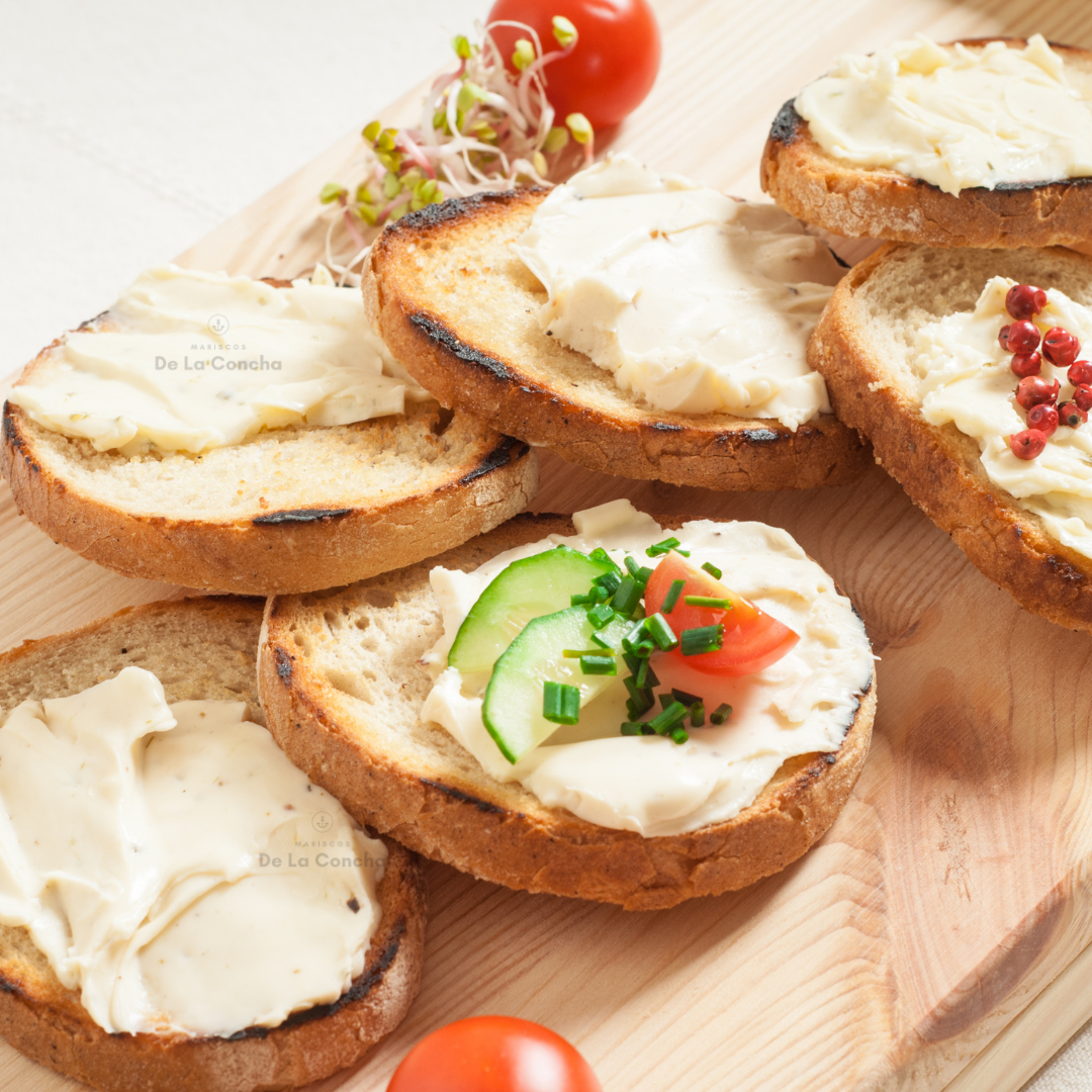 Pan tostado con queso crema y tomate