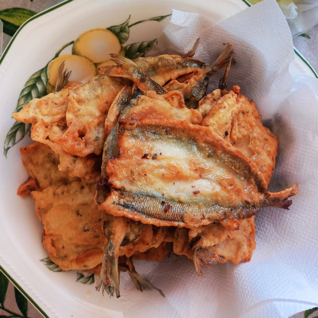 Pejerreyes fritos sobre un plato 
