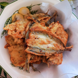 Pejerreyes fritos sobre un plato 