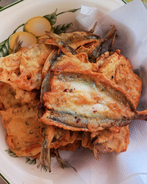 Pejerreyes fritos sobre un plato 