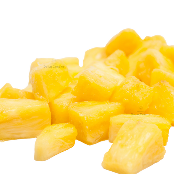 Trozos de piña sobre fondo blanco