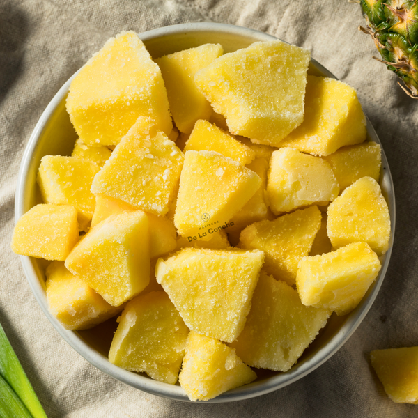 Piña en trozos congelada sobre un plato