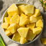 Piña en trozos congelada sobre un plato