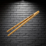 Pinza de cocina de bambu