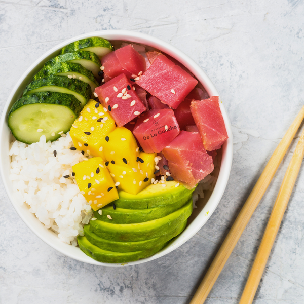 poke bowl de atún rojo con palta, mango y pepino