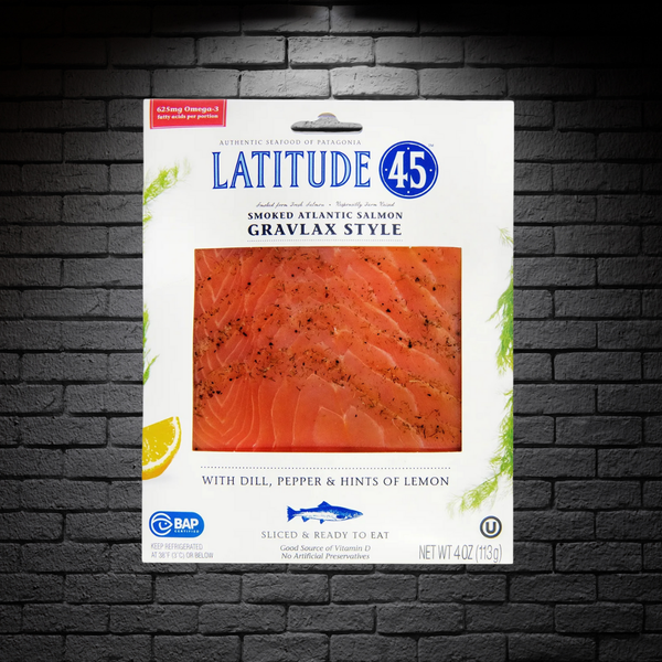 Salmon ahumado al frio marca Latitude 113g sobre fondo negro