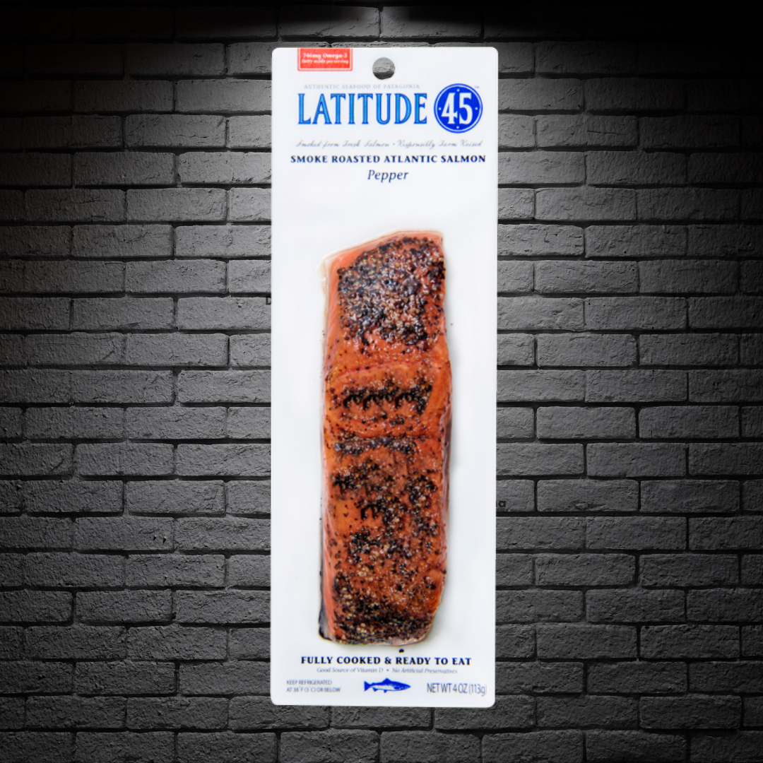 Salmon Ahumado al Calor con Pimienta 113g marca Latitude sobre fondo negro