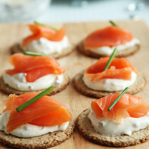 Salmon Ahumado sobre salsa tártara en  galletas integrales