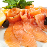 Carpaccio de salmon en plato con limon