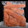 Recorte de salmon natural en bolsa al vacio sobre cama de hielo