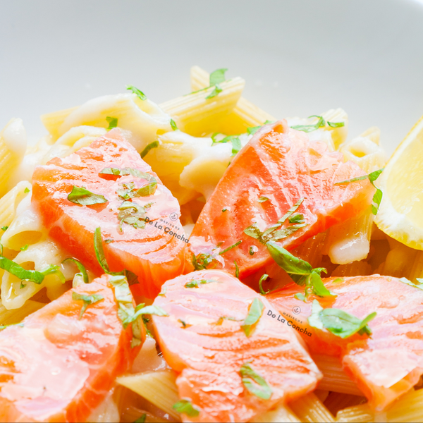 Recorte de salmon natural sobre pasta con hierbas