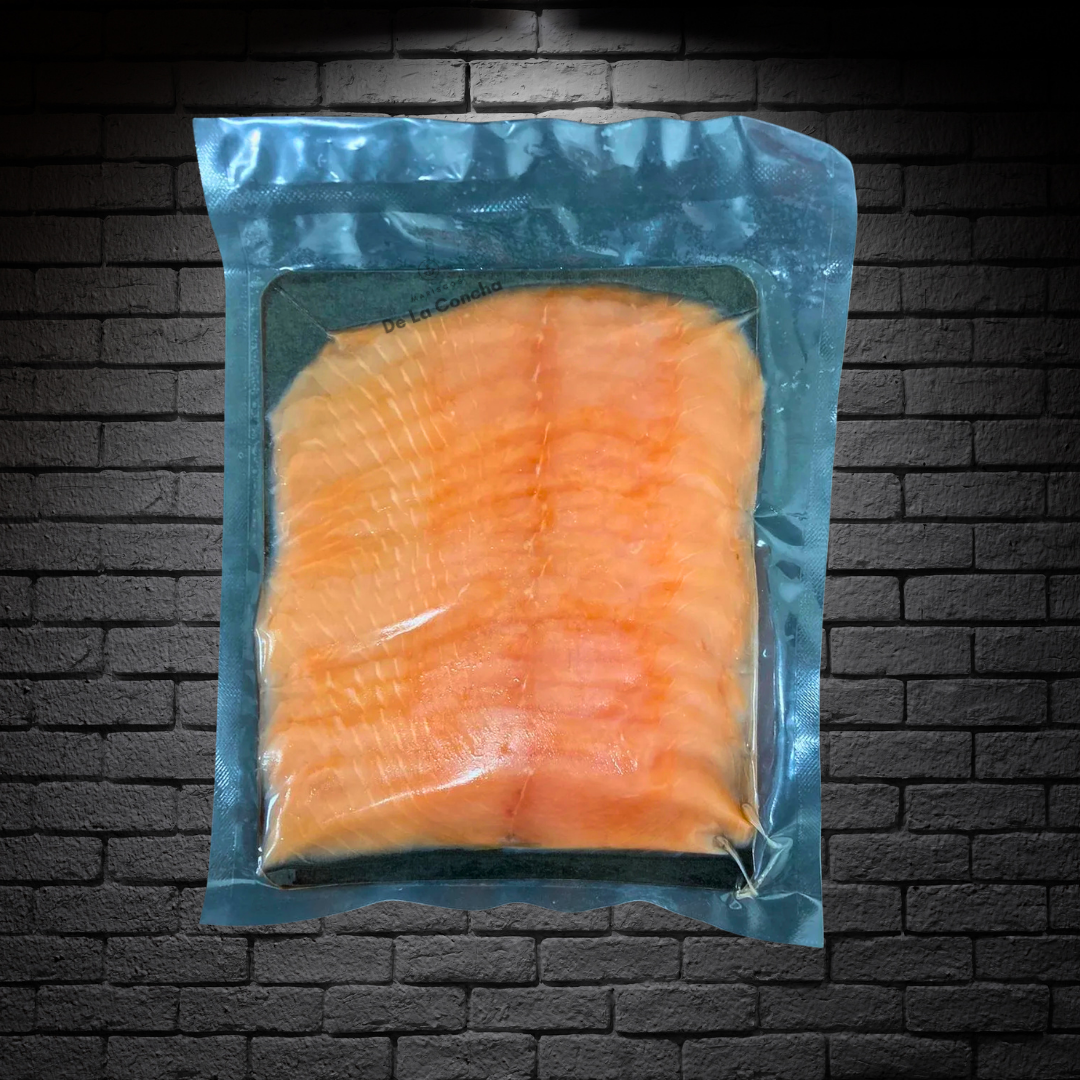 carpaccio de salmon ahumado sellado sobre fondo negro