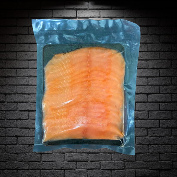 carpaccio de salmon ahumado sellado sobre fondo negro