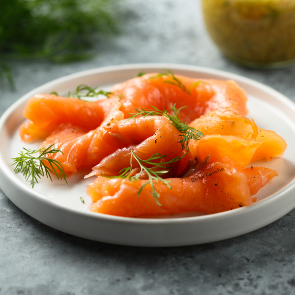 salmon carpaccio 250 gramos en un plato con hierbas