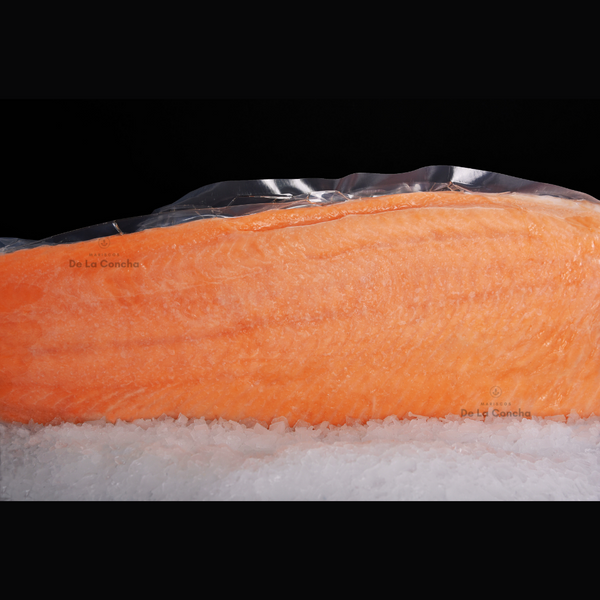 Filete de salmon con piel sobre cama de hielo