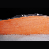 Pieza de salmón fileteado sin piel sobre cama de hielo