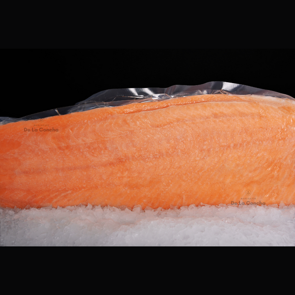 Pieza de salmón fileteado sin piel sobre cama de hielo