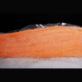 Pieza de salmón fileteado sin piel sobre cama de hielo