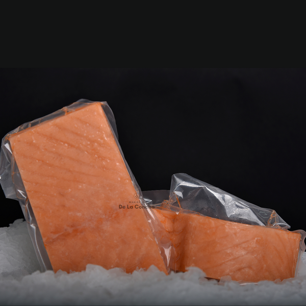 Trozos de salmon porcionado sin piel sobre una cama de hielo
