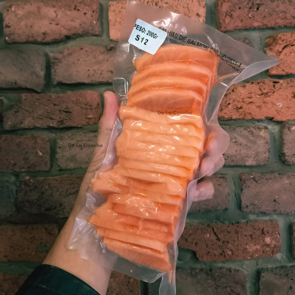 Sashimi de salmon en empaque al vacío en fondo de ladrillo
