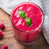 smoothie hecho con frambuesa crumble y hoja de menta