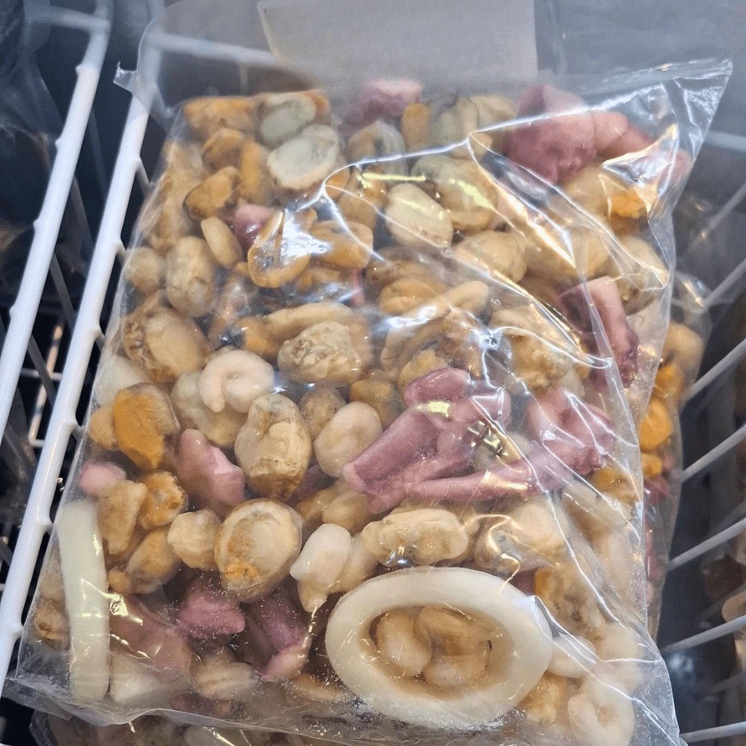 Surtido de mariscos con anillos de calamar, tentáculos de calamar, pulpo trozado, choritos y almejas