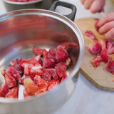 mujer picando frutilla congelada
