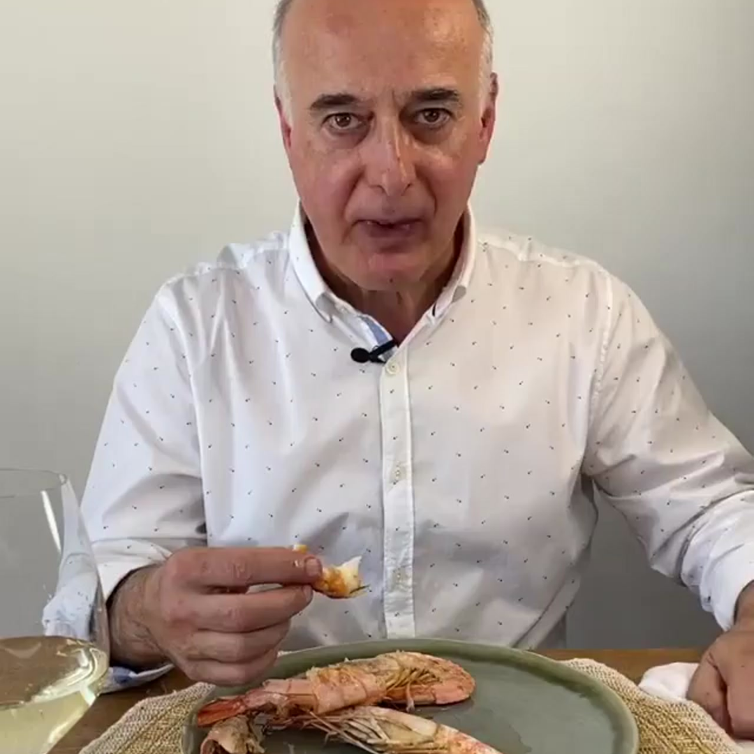 Pascual Ibañez cata langostinos de Mariscos de La Concha