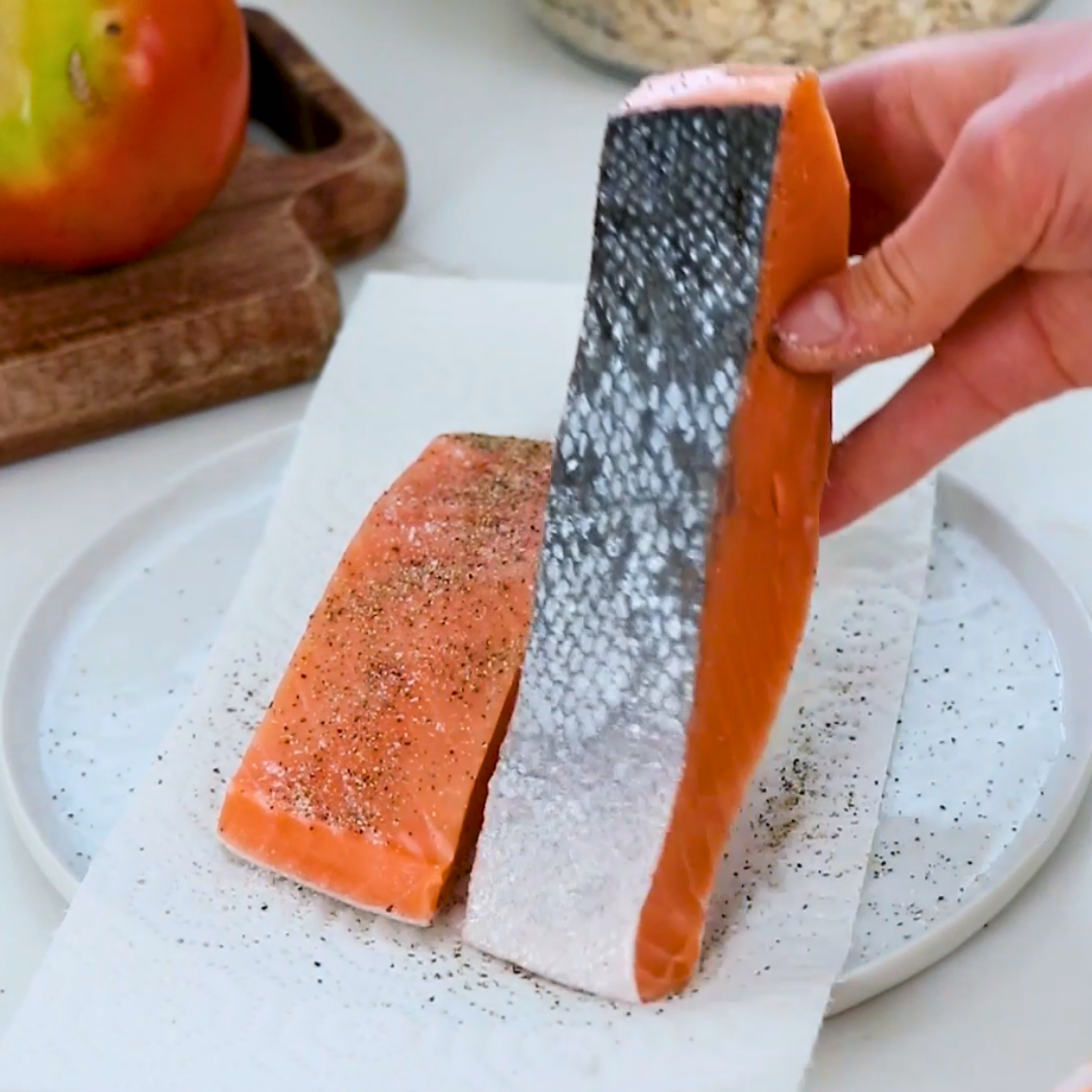 salmon con piel porcionado sobre toalla de papel