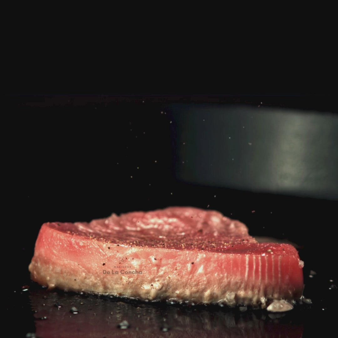 Porcion de atun rojo cocinándose a la plancha