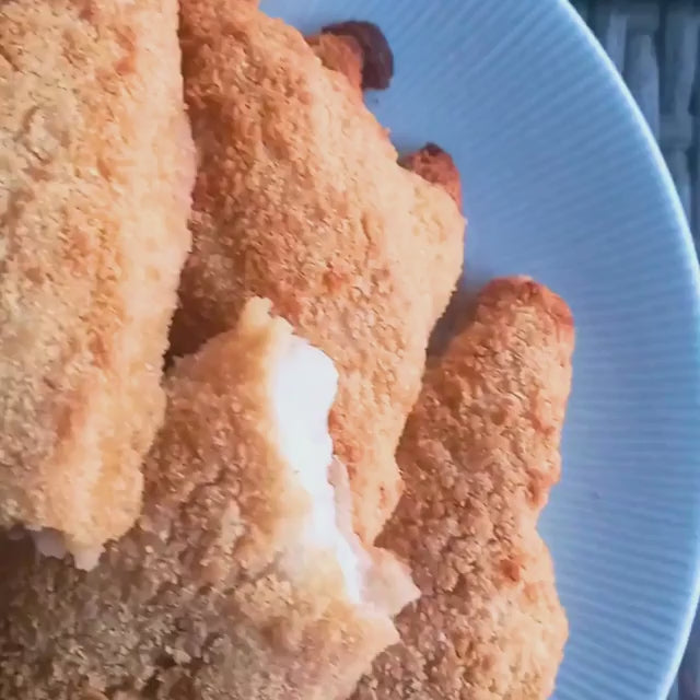 merluza apanada en un plato
