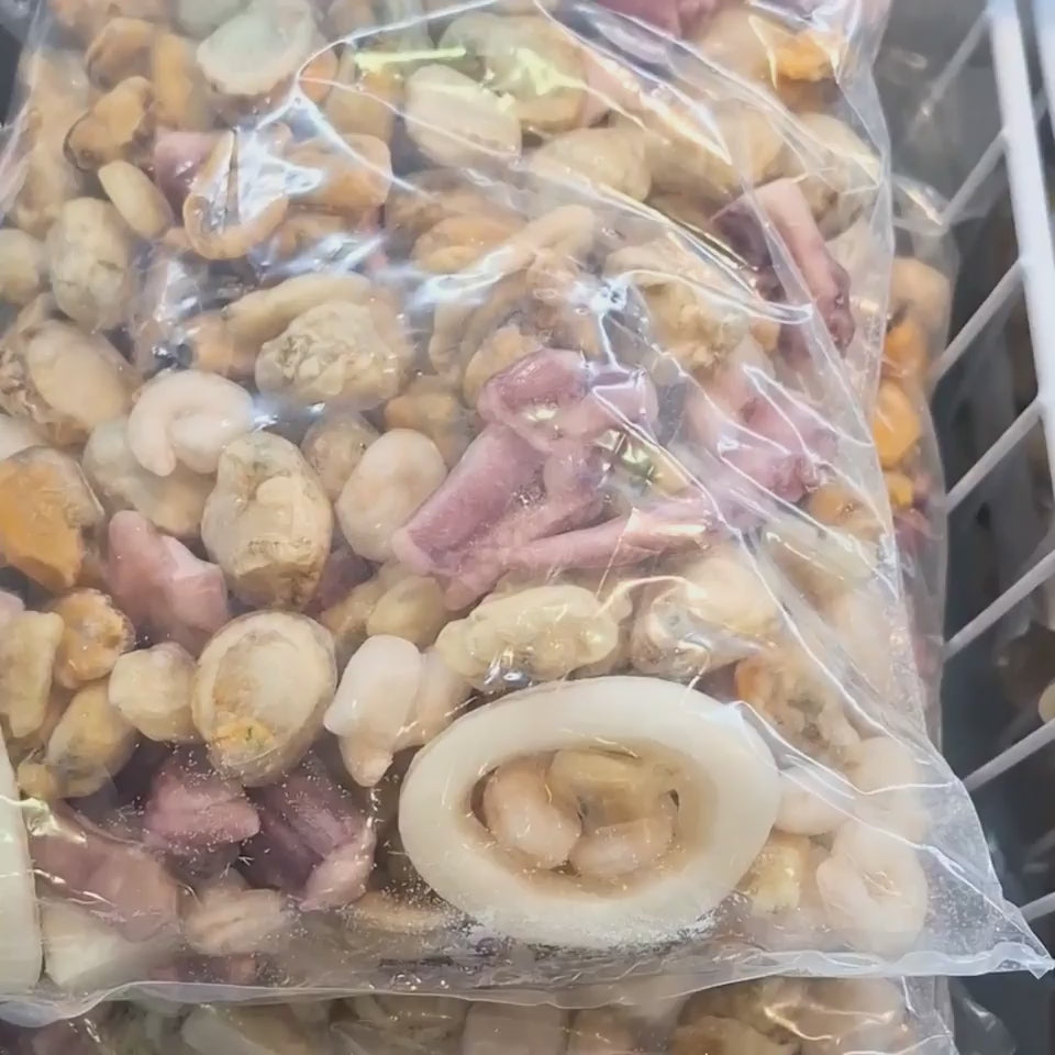 Surtido de mariscos con anillos de calamar, tentáculos de calamar, pulpo trozado, choritos y almejas