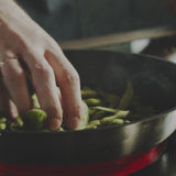 persona cocinando edamame