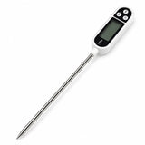 Termómetro digital de cocina con sonda de acero sobre fondo blanco